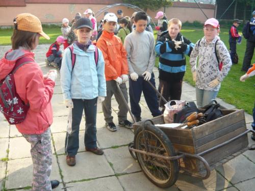 Den Země, úklid okolí studánky Juliánky (29.4.2011)