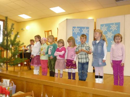 Vystoupení dětí na vánočních trzích (28.11.2010)