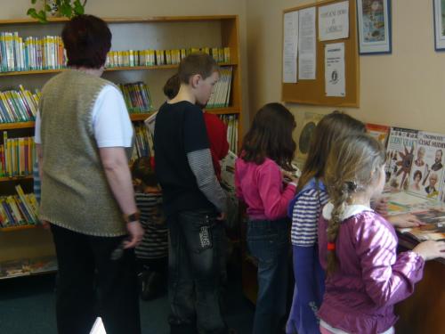Návštěva 2. a 3. třídy v místní knihovně (9.3.2010)